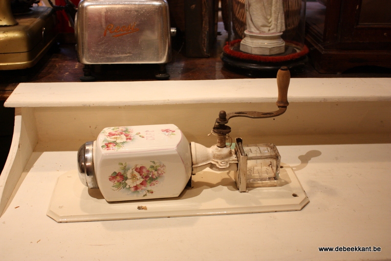 Antieke koffiemolen muurmodel met bloemen